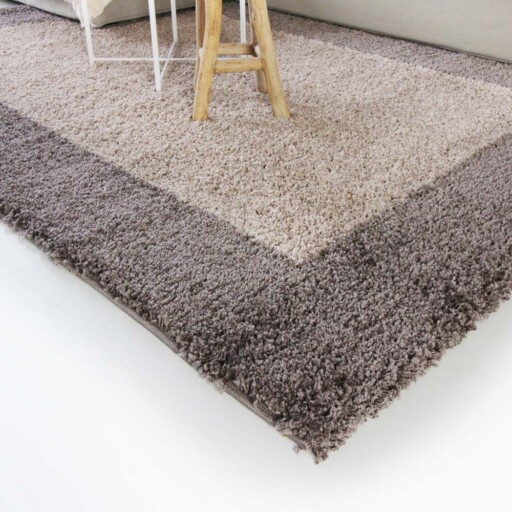 Hoogpolig vloerkleed shaggy Trend lijstmotief - taupe - close up hoek