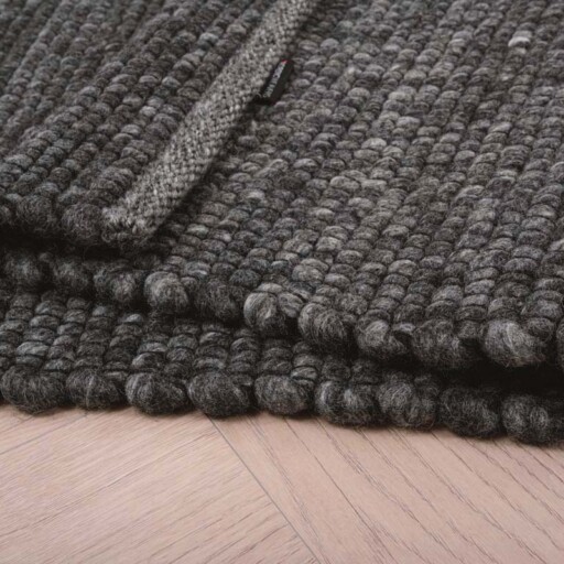 Wollen vloerkleed Lett - donkergrijs - close up vouw, thumbnail