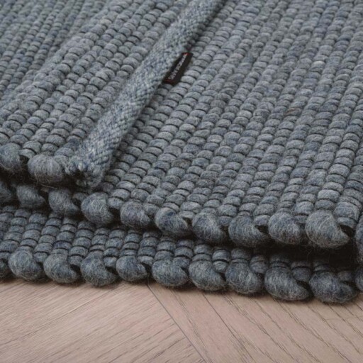 Wollen vloerkleed Lett - staalblauw - close up vouw, thumbnail