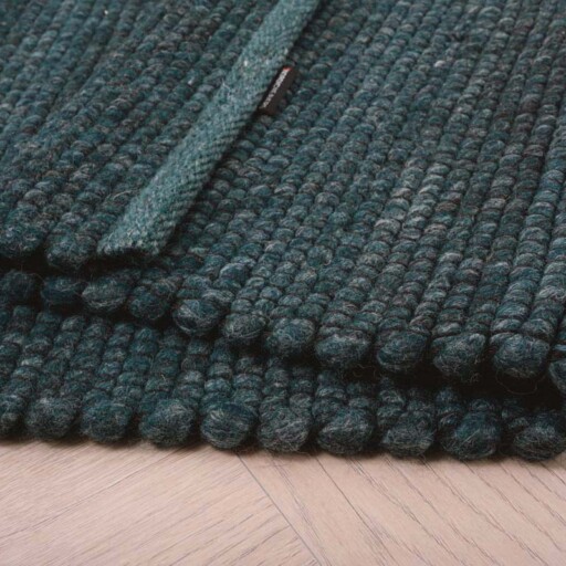 Wollen vloerkleed Lett - petrol - close up vouw, thumbnail