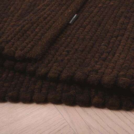 Wollen vloerkleed Lett - cacao - close up vouw, thumbnail