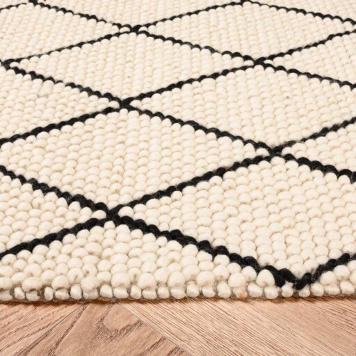 Wollen vloerkleed - ruiten Vinduer - crème/zwart - close up zijkant, thumbnail