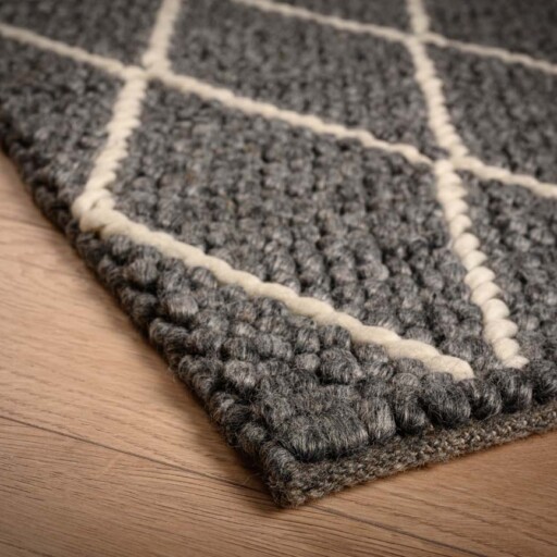 Wollen vloerkleed - ruiten Vinduer - donkergrijs/crème - close up hoek, thumbnail