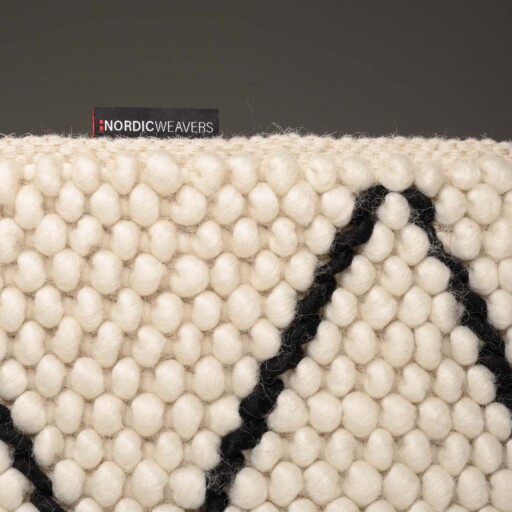 Wollen vloerkleed - ruiten Vinduer - crème/zwart - close up zijkant, thumbnail