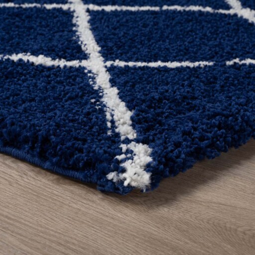 Hoogpolig vloerkleed ruiten Artisan - marineblauw/wit - close up hoek, thumbnail