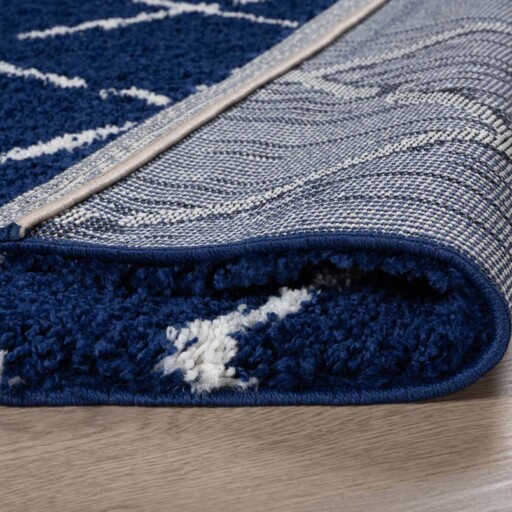 Hoogpolig vloerkleed ruiten Artisan - marineblauw/wit - close up vouw, thumbnail