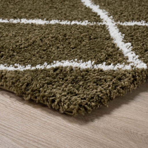 Hoogpolig vloerkleed ruiten Artisan - olijfgroen/wit - close up hoek, thumbnail