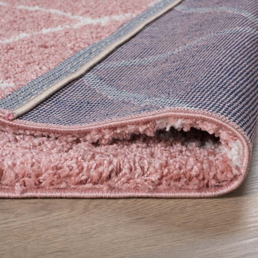 Hoogpolig vloerkleed ruiten Artisan - roze/wit - close up vouw, thumbnail