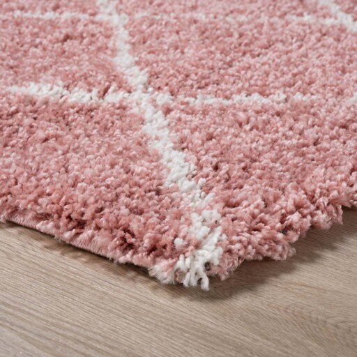 Hoogpolig vloerkleed ruiten Habitat - roze/wit - close up, thumbnail