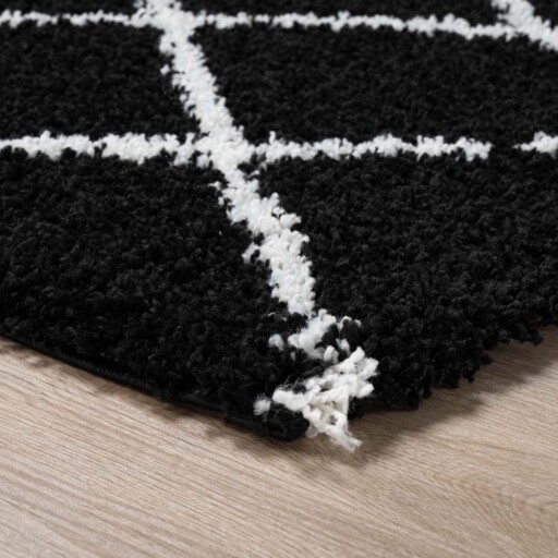 Hoogpolig vloerkleed ruiten Habitat - zwart/wit - close up, thumbnail