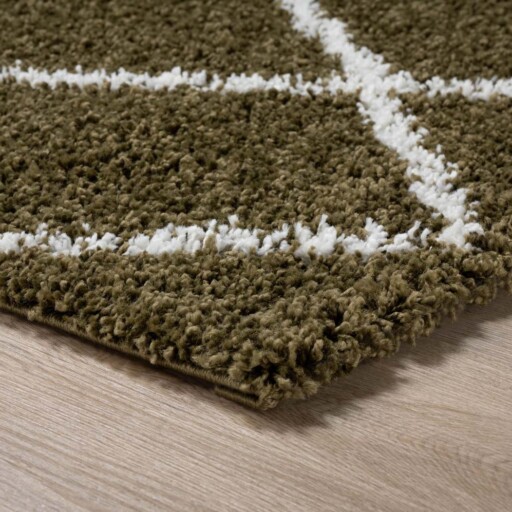 Vierkant hoogpolig vloerkleed ruiten Habitat - olijfgroen/wit - close up, thumbnail