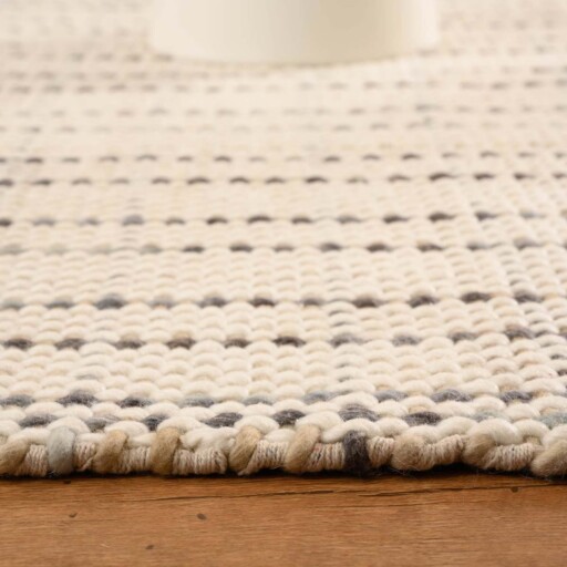 Wollen vloerkleed - Verdal crème/grijs - close up zijkant, thumbnail